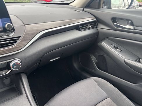 Used 2025 Nissan Altima 2.5 SV FWD image 35