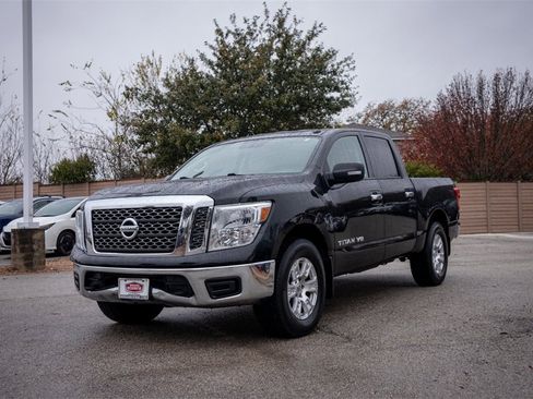 Used 2018 Nissan Titan SV image 7