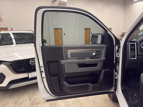 Used 2018 RAM 1500 Classic SLT image 9