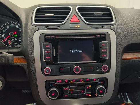 Used 2012 Volkswagen Eos Lux w/ Tech Pkg FWD image 23