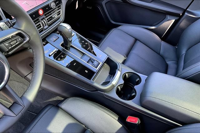 Used 2026 Porsche Macan AWD/4WD image 18