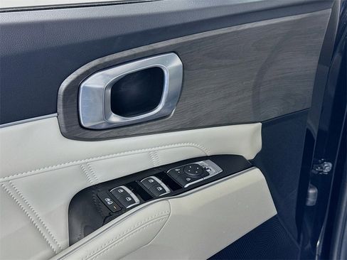 Used 2025 Kia Sorento SX image 18