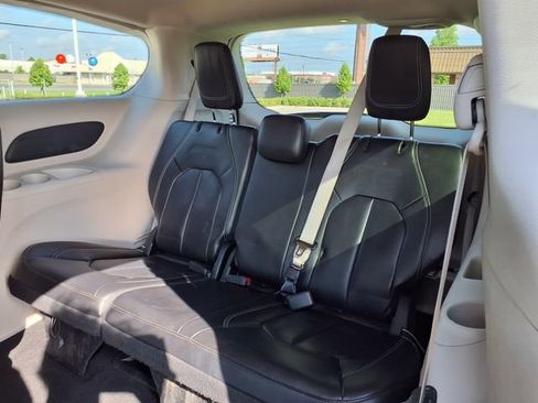 Used 2023 Chrysler Pacifica Touring-L FWD image 20