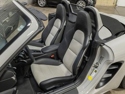Used 2021 Porsche 718 Boxster RWD image 38