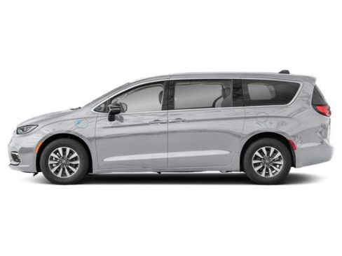 Used 2024 Chrysler Pacifica Select image 3