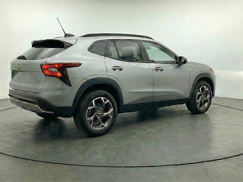 Used 2025 Chevrolet Trax LT w/ LT Convenience Package image 9