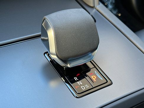 Certified 2025 Land Rover Discovery Sport Dynamic SE image 25