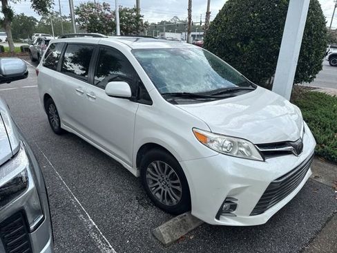 Used 2020 Toyota Sienna XLE FWD image 3