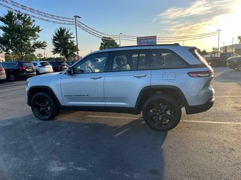 Used 2022 Jeep Grand Cherokee Altitude AWD/4WD image 34