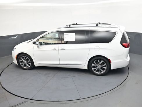 Used 2017 Chrysler Pacifica Limited FWD image 35