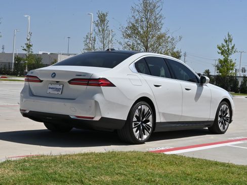 Used 2025 BMW i5 eDrive40i w/ Executive Package RWD image 9