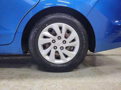 Used 2017 Hyundai Elantra SE image 6