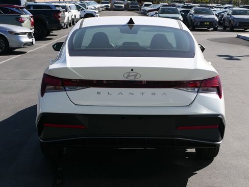 New 2026 Hyundai Elantra SE FWD image 4