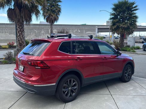 Used 2023 Volkswagen Tiguan SE w/ Panoramic Sunroof Package image 5