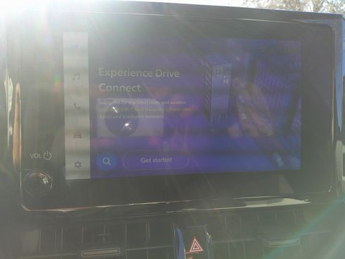 Used 2025 Toyota Corolla Cross L image 25