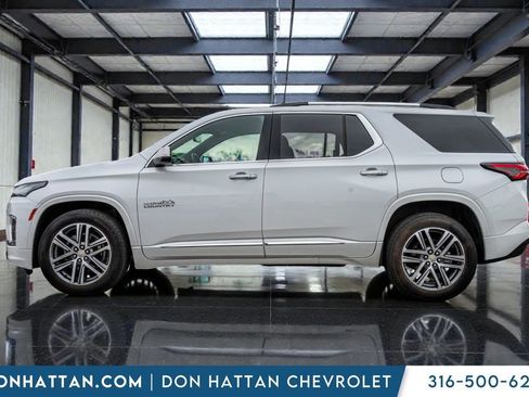 Used 2023 Chevrolet Traverse High Country image 2