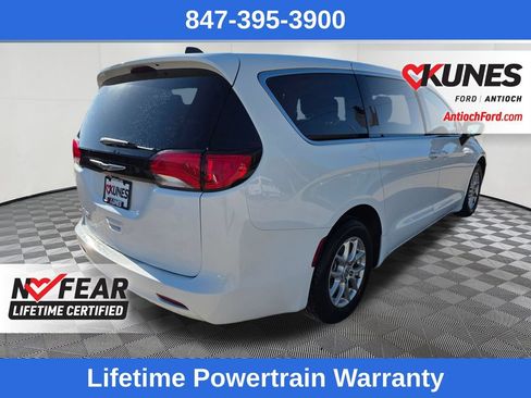 Used 2023 Chrysler Voyager LX FWD image 7