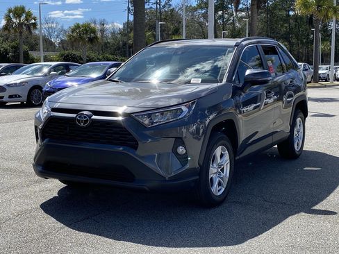 Used 2021 Toyota RAV4 XLE w/ Convenience Package FWD image 9