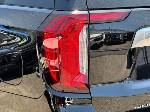 Used 2022 GMC Yukon Denali w/ Denali Ultimate Package AWD/4WD image 9