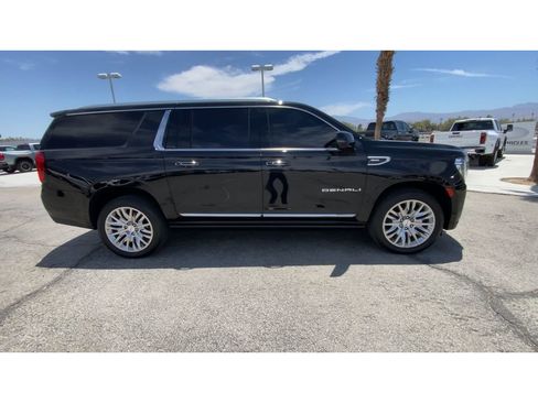 Used 2023 GMC Yukon XL Denali AWD/4WD image 9