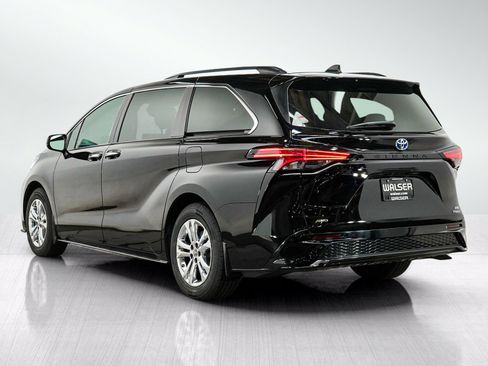 Used 2023 Toyota Sienna XSE AWD/4WD image 3