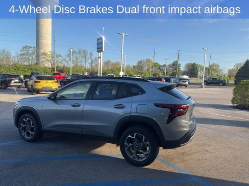 Used 2025 Chevrolet Trax LT FWD image 10