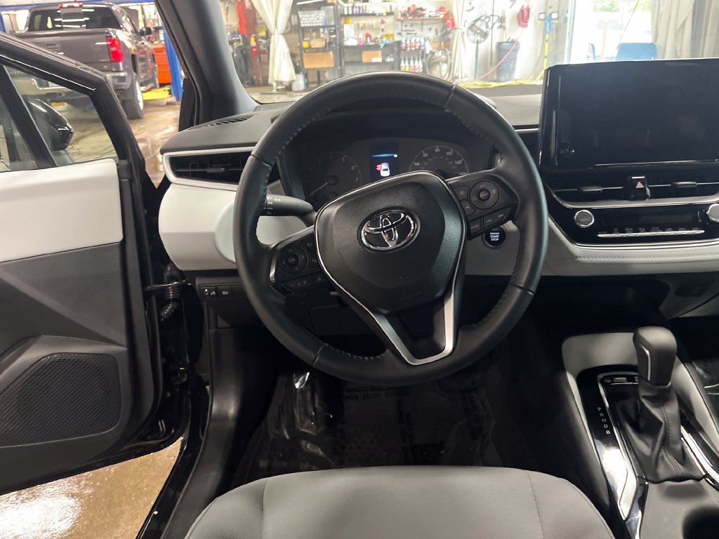 Used 2025 Toyota Corolla SE w/ Convenience Package FWD image 15