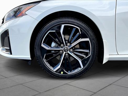 New 2025 Nissan Altima 2.5 SR image 11