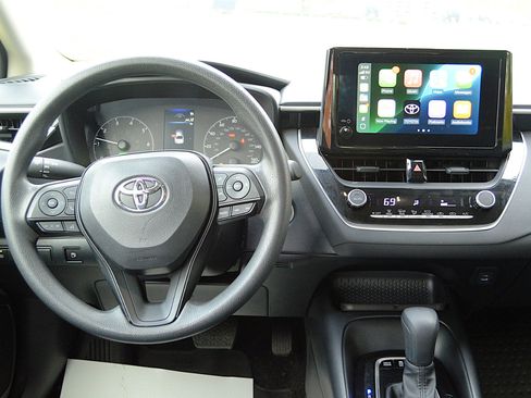 Used 2024 Toyota Corolla LE w/ LE Convenience Package image 18