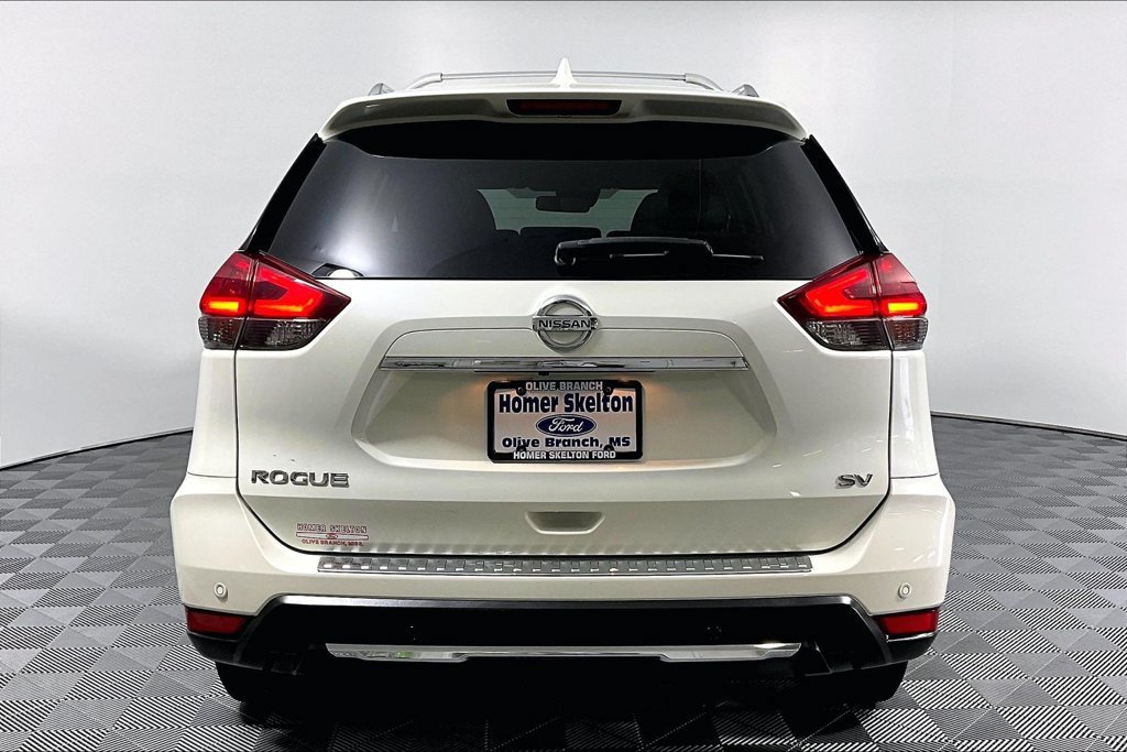 Used 2019 Nissan Rogue SV w/ Premium Package FWD image 4