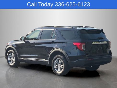 Used 2022 Ford Explorer XLT AWD/4WD image 3