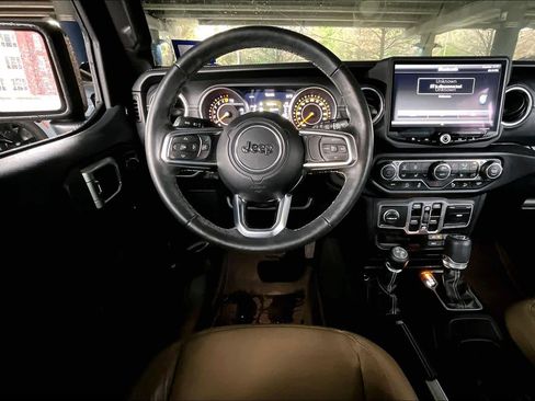 Used 2018 Jeep Wrangler Unlimited Sahara image 5