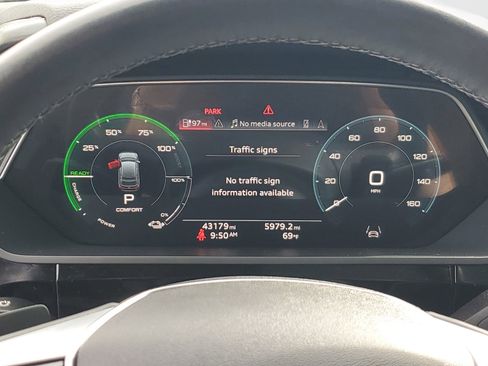 Used 2022 Audi e-tron Prestige image 25