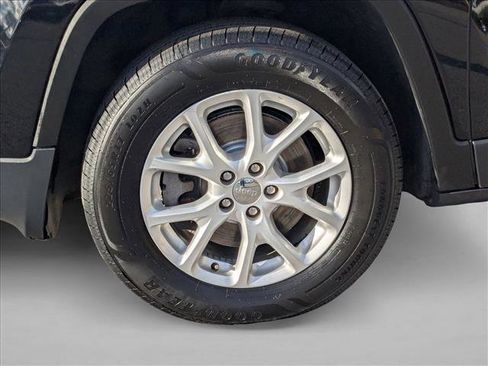 Used 2018 Jeep Cherokee Latitude Plus w/ Cold Weather Group image 23