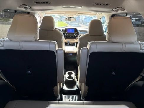 Used 2023 Toyota Highlander XLE FWD image 10
