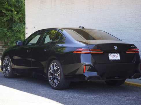 Used 2025 BMW 530i w/ M Sport Package RWD image 5