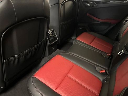 Certified 2025 Porsche Macan image 38