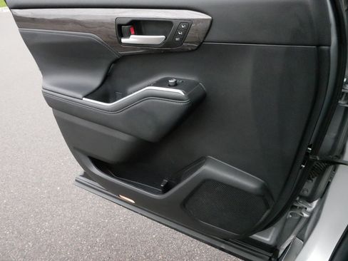 Used 2023 Toyota Highlander Platinum image 30