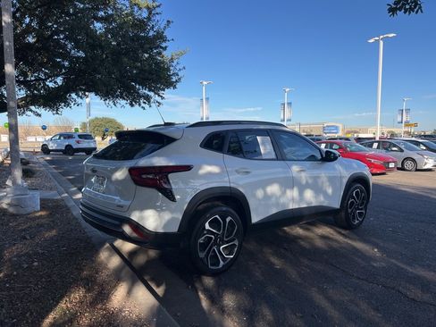 Used 2025 Chevrolet Trax RS w/ Sunroof Package image 7