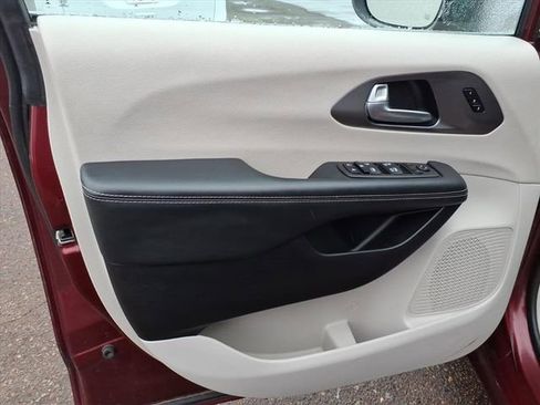 Used 2023 Chrysler Pacifica Touring-L image 10