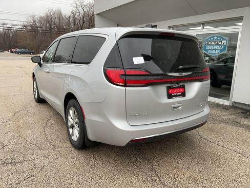 New 2026 Chrysler Pacifica Limited image 5