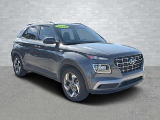 Used 2024 Hyundai Venue SEL video 1