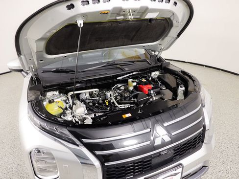 Used 2025 Mitsubishi Outlander SE image 12