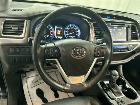 Used 2019 Toyota Highlander SE image 4