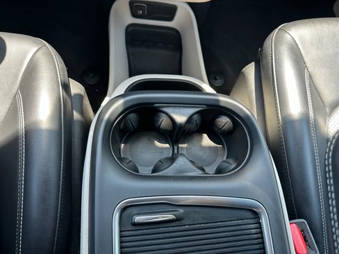 Used 2023 Chrysler Pacifica Touring-L FWD image 19