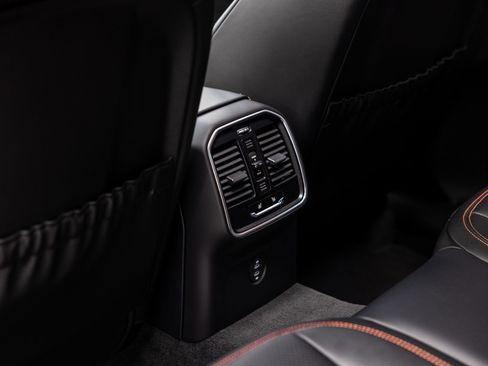 Certified 2025 Porsche Macan AWD/4WD image 47