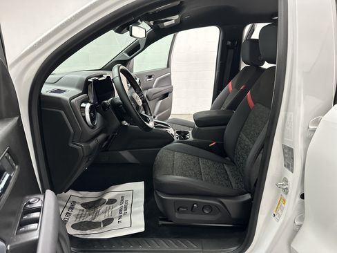 Used 2025 Chevrolet Colorado Z71 AWD/4WD image 18