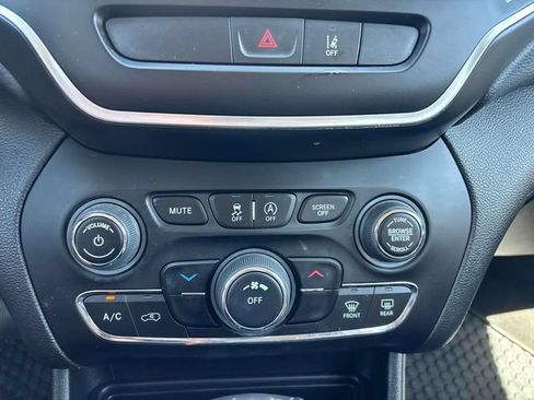 Used 2022 Jeep Cherokee Latitude AWD/4WD image 25