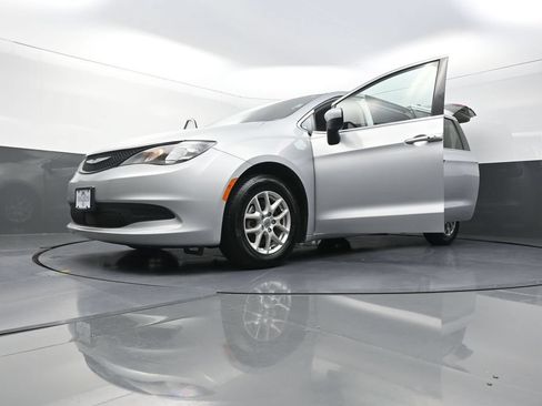 Used 2022 Chrysler Voyager LX FWD image 31