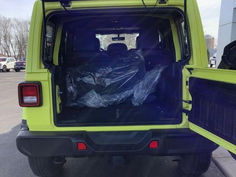 Used 2023 Jeep Wrangler Unlimited Sahara AWD/4WD image 7